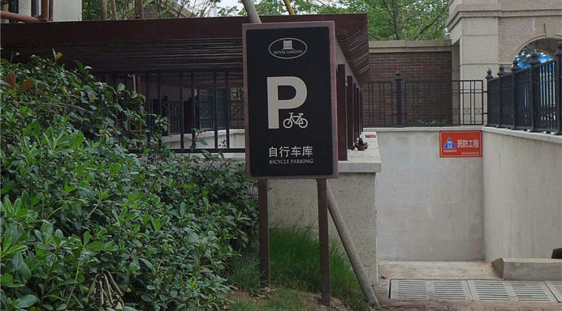 標(biāo)識牌設(shè)計公司：地產(chǎn)售樓部標(biāo)識系統(tǒng)包含的內(nèi)容-千帆標(biāo)識，行業(yè)經(jīng)驗15年，為400+企業(yè)或市政單位提供標(biāo)識系統(tǒng)解決方案。